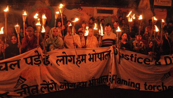 Clean up the mess! Survivors and their supporters take part in a torchlight protest rally calling for justice on the 29th anniversary of the Bhopal Gas Disaster. - Sputnik International