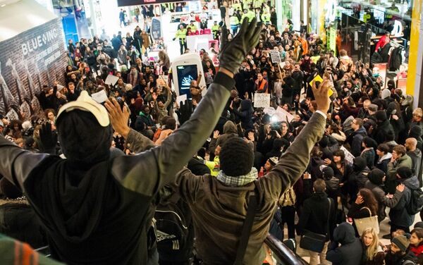 Hundreds stage ‘die-in’ protest in UK’s Westfield mall over Eric Garner death - Sputnik International