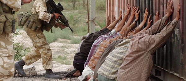 Suspected Iraqi soldiers are arrested by Royal Marines at a checkpoint in Basra - Sputnik International