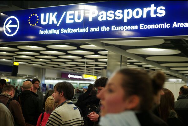 Travellers at Heathrow queue to have their passports checked at the UK border - Sputnik International