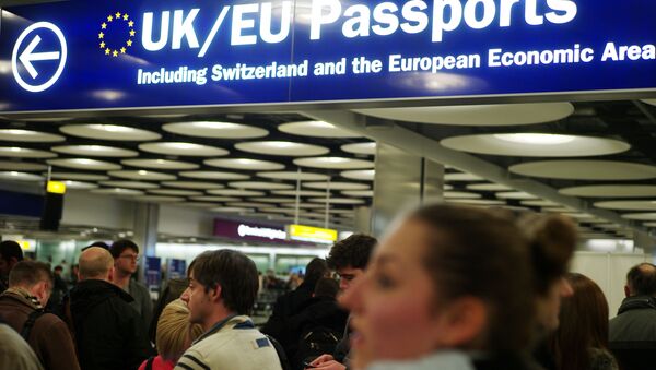 Travellers at Heathrow queue to have their passports checked at the UK border - Sputnik International