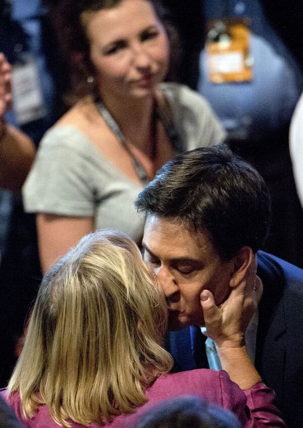 Ed Miliband gets a kiss from a delegate at the Labour Party Annual Conference, Brighton - Sputnik International