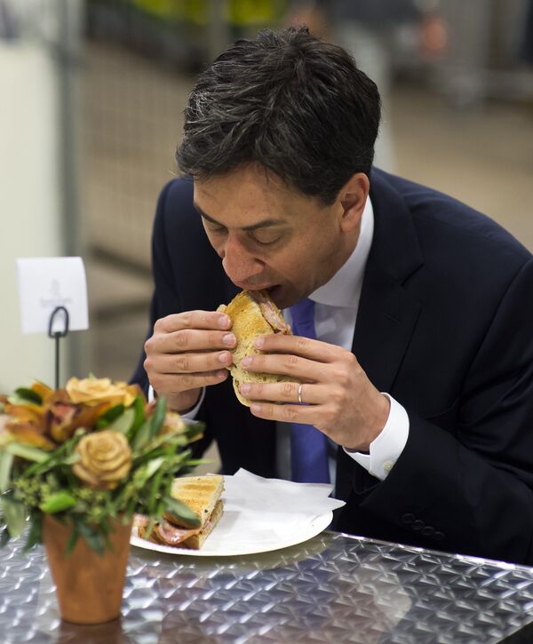 Ed Miliband, leader of The Labour Party eating a bacon sandwich with red sauce during a visit to New Covent Garden Flower Market Ed Miliband, leader of The Labour Party eating a bacon sandwich with red sauce during a visit to New Covent Garden Flower Market - Sputnik International