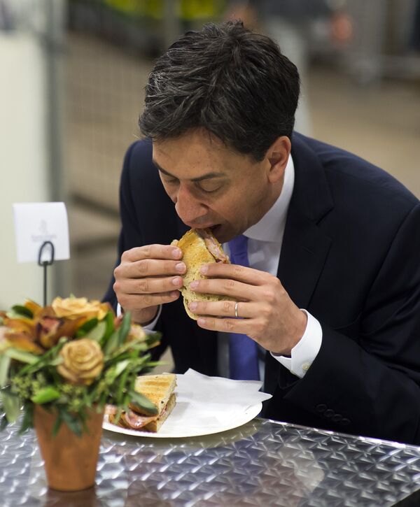 Ed Miliband, leader of The Labour Party eating a bacon sandwich with red sauce during a visit to New Covent Garden Flower Market - Sputnik International