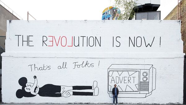 Ian Stevenson's artwork featured on a wall in East London in collaboration with Russell Brand. - Sputnik International