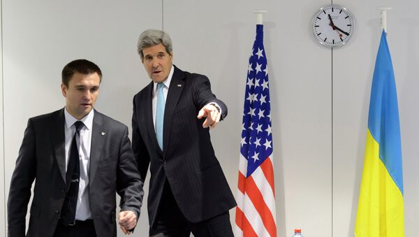 U.S. Secretary of State John Kerry (R) talks to Ukraine's Foreign Minister Pavlo Klimkin at the meeting of foreign ministers from the Organization for Security and Cooperation in Europe (OSCE) in Basel December 4, 2014. - Sputnik International