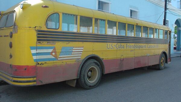 A bus with U.S.-Cuba Friendshipment Caravan III writing on its side - Sputnik International