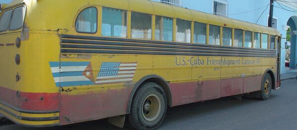 A bus with U.S.-Cuba Friendshipment Caravan III writing on its side - Sputnik International