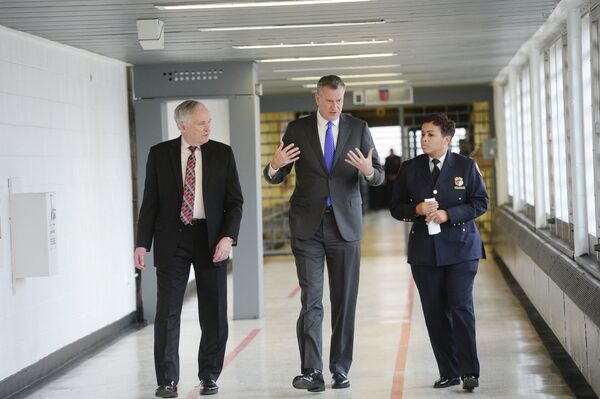 New York City Mayor Bill de Blasio is joined by, from left, Department Correction Commissioner Joe Ponte and Warden Becky Scott during his tour of Rikers Island. New York City Mayor Bill de Blasio is joined by, from left, Department Correction Commissioner Joe Ponte and Warden Becky Scott during his tour of Rikers Island. - Sputnik International