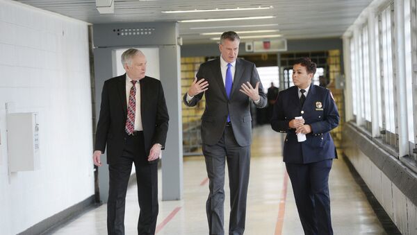 New York City Mayor Bill de Blasio is joined by, from left, Department Correction Commissioner Joe Ponte and Warden Becky Scott during his tour of Second Chance Housing at Rikers Island jail facility on Wednesday, Dec. 17, 2014 in New York. The facility serves as alternative housing for incarcerated adolescents. De Blasio announced the city has ended its longstanding practice of sending 16- and 17-year-old inmates to solitary confinement for breaking rules. - Sputnik International