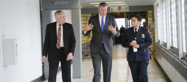 New York City Mayor Bill de Blasio is joined by, from left, Department Correction Commissioner Joe Ponte and Warden Becky Scott during his tour of Second Chance Housing at Rikers Island jail facility on Wednesday, Dec. 17, 2014 in New York. The facility serves as alternative housing for incarcerated adolescents. De Blasio announced the city has ended its longstanding practice of sending 16- and 17-year-old inmates to solitary confinement for breaking rules. New York City Mayor Bill de Blasio is joined by, from left, Department Correction Commissioner Joe Ponte and Warden Becky Scott during his tour of Second Chance Housing at Rikers Island jail facility on Wednesday, Dec. 17, 2014 in New York. The facility serves as alternative housing for incarcerated adolescents. De Blasio announced the city has ended its longstanding practice of sending 16- and 17-year-old inmates to solitary confinement for breaking rules. - Sputnik International