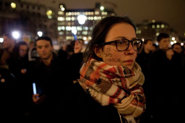 A woman stands with the words 'I am Charlie' written in French on her face as she takes part in a vigil in Trafalgar Square - Sputnik International