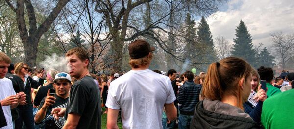 Colorado college students celebrating legalizing marijuana. - Sputnik International