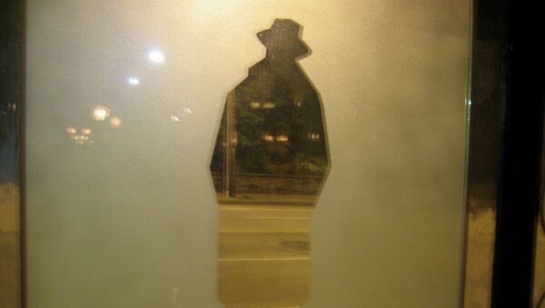 Mystery man visits Massachussetts shops and gives away cash gifts. - Sputnik International