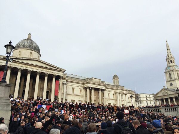 Crowds in Trafalgar Square show support for the Unity March in Paris. - Sputnik International