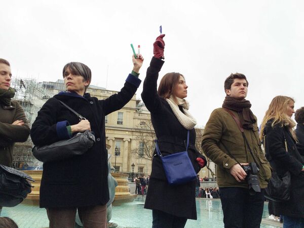 People hold pens and pencils in Trafalgar Square to show their support for freedom of speech. - Sputnik International