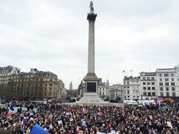 Crowds flood into Trafalgar Square to support the Unity March in Paris. - Sputnik International