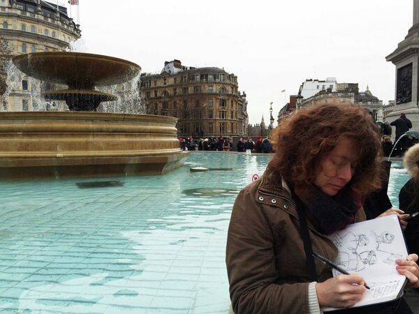 A cartoonist draws sketches of the crowd in Trafalgar Square. - Sputnik International