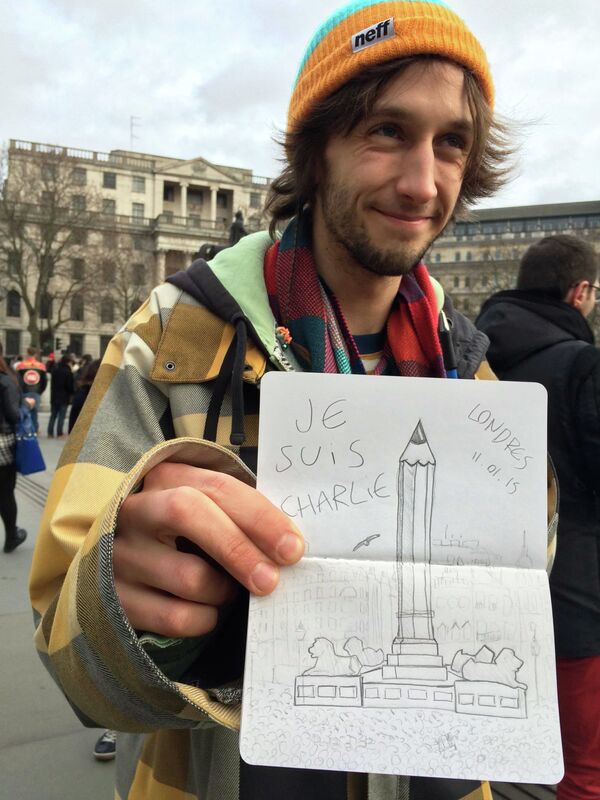 A man holds a sketch of Trafalgar Square and the words 'Je Suis Charlie'. - Sputnik International