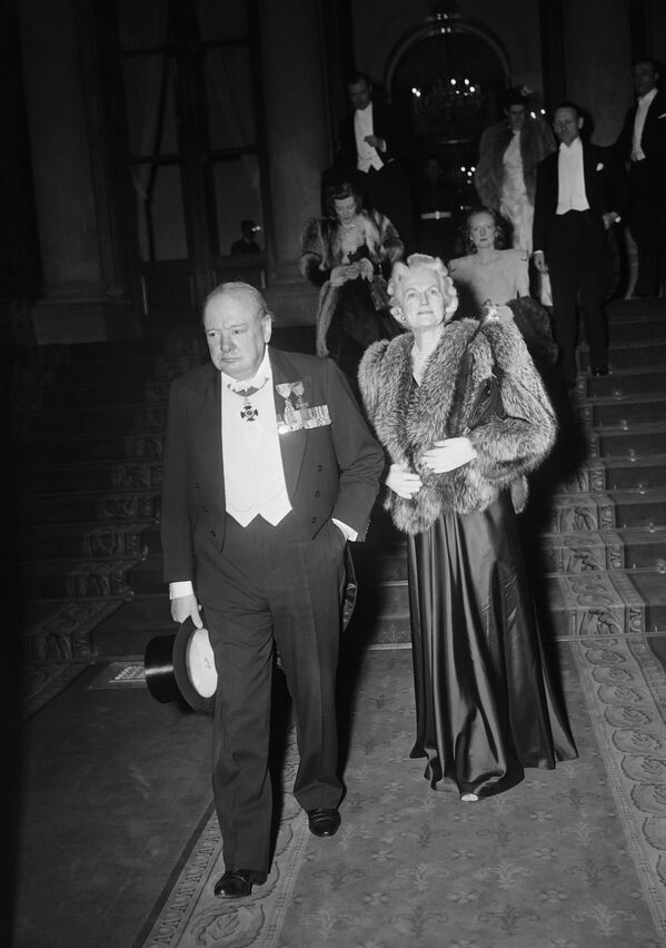 Former British Prime Minister Sir Winston Churchill and his wife Clementine leave the Elysee Palace in Paris on May 10, 1947 after a reception given in their honour. - Sputnik International