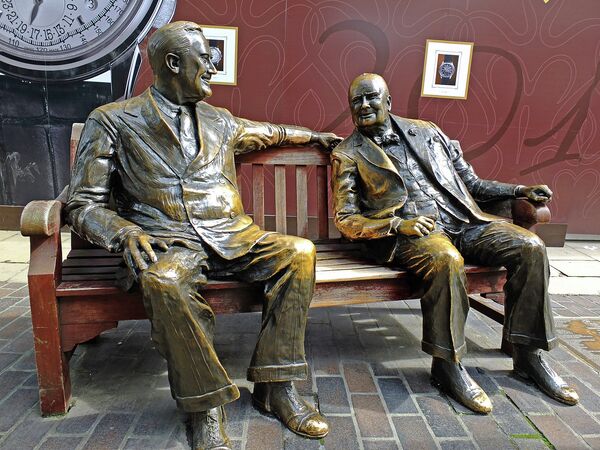 The Allies statue of Winston Churchill and Franklin D. Roosevelt sitting on a bench in Mayfair by sculptor Lawrence Holofcener. - Sputnik International