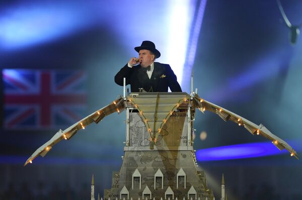 Timothy Spall smokes a cigar while playing Winston Churchill at the closing ceremony of the 2012 London Olympic Games at the Olympic stadium in London on August 12, 2012. - Sputnik International