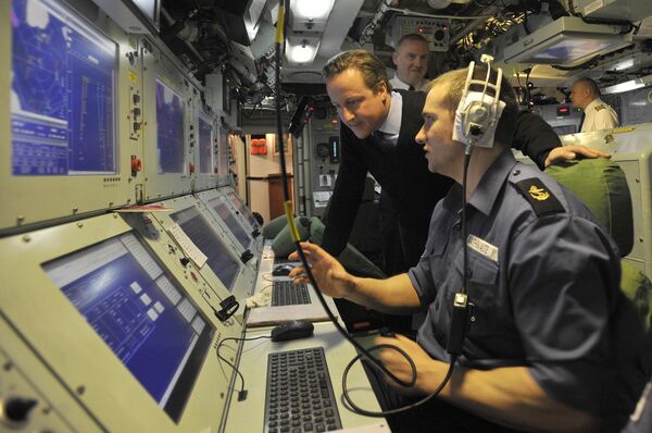 British Prime Minister David Cameron (L) visits the Trident Nuclear Submarine, HMS Victorious, on patrol off the west coast of Scotland on April 4, 2013. - Sputnik International