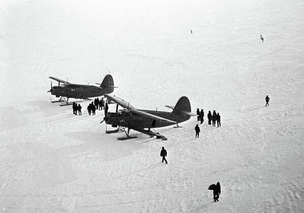 First Soviet aircrafts in Antarctica - Sputnik International