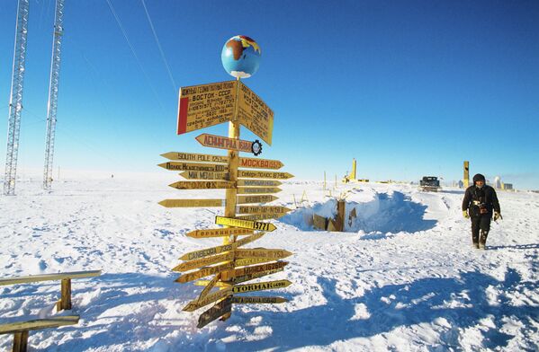 Traffic signs at the Vostok Soviet Antarctic research station in the vicinity of the South Geomagnetic Pole, 1989 - Sputnik International