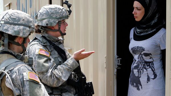 An Army recruit speaks in Arabic to a resident of al-Dura, Iraq. - Sputnik International