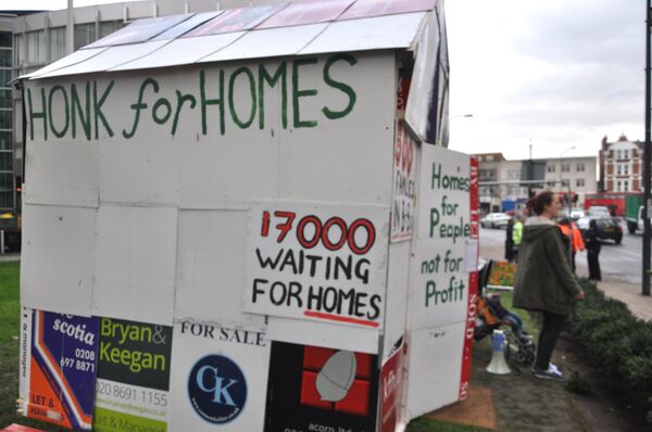 Activists have built a temporary home outside Lewisham Town Hall, demanding housing for all. Activists have built a temporary home outside Lewisham Town Hall, demanding housing for all. - Sputnik International