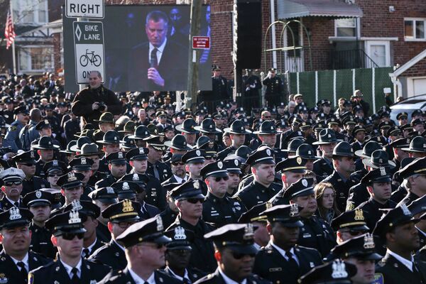 Law enforcement officers turn their backs on a live video monitor showing New York City Mayor Bill de Blasio as he speaks at the funeral of slain NYPD officer Rafael Ramos. - Sputnik International