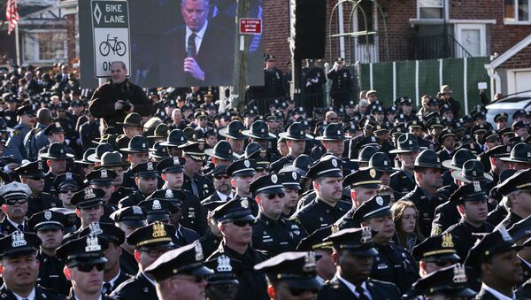 Law enforcement officers turn their backs on a live video monitor showing New York City Mayor Bill de Blasio as he speaks at the funeral of slain NYPD officer Rafael Ramos. - Sputnik International