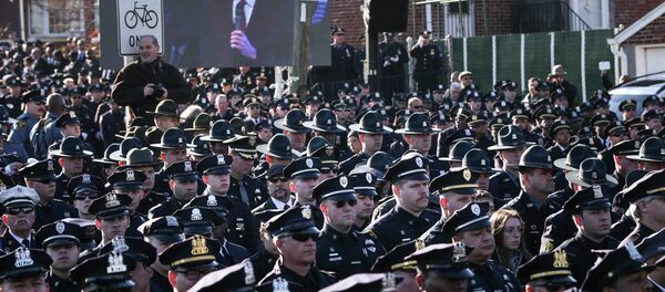 Law enforcement officers turn their backs on a live video monitor showing New York City Mayor Bill de Blasio as he speaks at the funeral of slain NYPD officer Rafael Ramos. - Sputnik International
