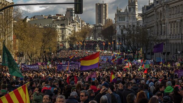 People wave Republican and Podemos party flags during a Podemos party march in Madrid, Spain, Saturday, Jan. 31, 2015 - Sputnik International
