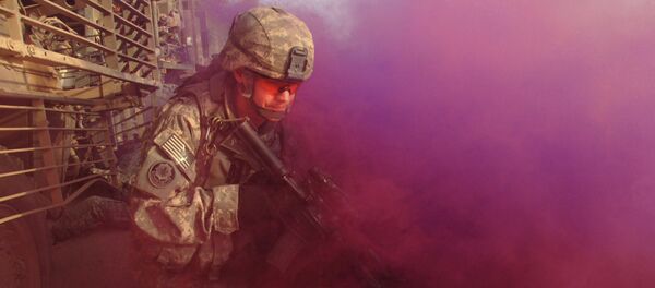 A U.S. Army Soldier from the 3rd Squadron, 2nd Stryker Cavalry Regiment conceals himself with smoke Oct. 18, 2007, after one of his regiment\'s vehicles was hit by an improvised explosive device in Baghdad, Iraq. - Sputnik International