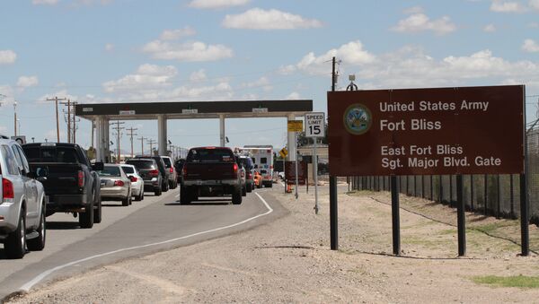 Cars wait to enter Fort Bliss in El Paso, Texas, Tuesday Sept. 9, 2014 - Sputnik International