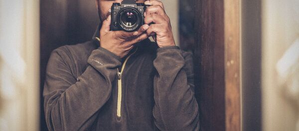 A new study shows people who are voracious #selfie posters on sites like Facebook and Instagram tend to have higher levels of narcissism and psychopathic behaviors. - Sputnik International