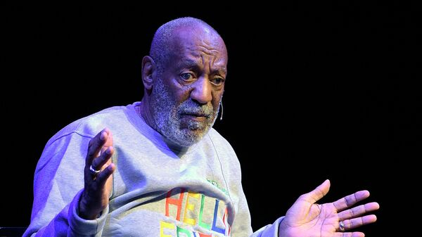 Bill Cosby jokes about rape accusations at first post-scandal show. - Sputnik International