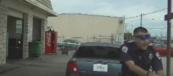 Victoria, TX, police officer Nathanial Robinson tasering 76-year-old Pete Vasquez during a traffic stop on Dec. 11, 2014. Victoria, TX, police officer Nathanial Robinson tasering 76-year-old Pete Vasquez during a traffic stop on Dec. 11, 2014. - Sputnik International