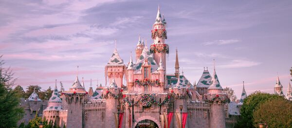 Tens of thousands of tourists flood into Disneyland resort each day during the Christmas season to enjoy holiday decorations and magical events. - Sputnik International