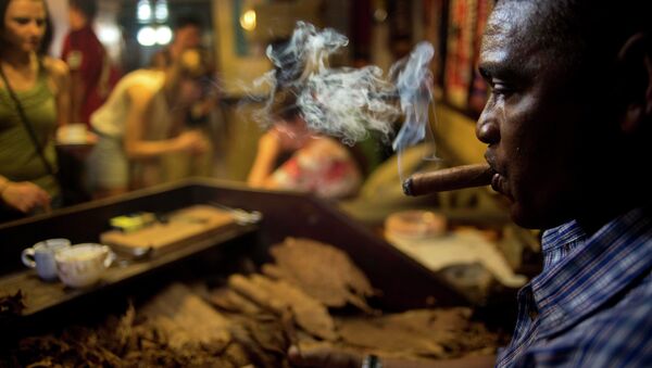 A worker rolls cigars during a demonstration for tourists at a cigar club shop in Havana, Cuba, Friday, Dec. 19, 2014. Cigars brought back to the U.S. must be for personal use, not resale - same as the rules that existed for travelers before August 2004, when the Bush administration imposed strict restrictions those traveling to the island. - Sputnik International