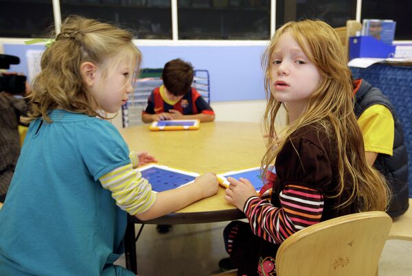 A new study shows that children's young bodies tend to absorb the microwaves that come from the devices that we use on a day to day basis.  - Sputnik International