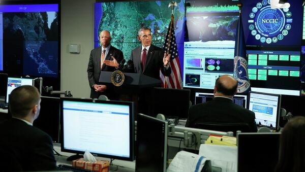 President Obama next to Secretary of Homeland Security Jeh Johnson at the NCCIC. - Sputnik International
