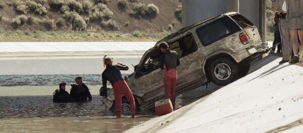 Los Angeles County Sheriff dive team members inspect the vehicle belonging to screenplay writer Gary DeVore who went missing June 28, 1997. The vehicle was found in the California Aqueduct in Palmdale, California, Wednesday, July 8, 1998. Los Angeles County Sheriff dive team members inspect the vehicle belonging to screenplay writer Gary DeVore who went missing June 28, 1997. The vehicle was found in the California Aqueduct in Palmdale, California, Wednesday, July 8, 1998. - Sputnik International