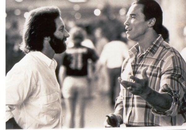 Gary Devore with Arnold Schwarzenegger - Sputnik International