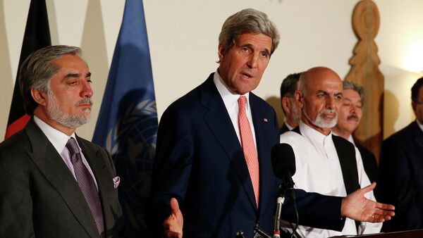 US Secretary of State John Kerry, centre, announces a deal with Afghanistan's presidential candidates Abdulah Abdullah, left, and Ashraf Ghani - Sputnik International