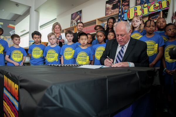 Governor Pat Quinn signs HB 5707, which requires all public schools to create an anti-bullying policy that includes a definition of bullying, procedures for students to report bullying and for school officials to investigate those reports, procedures for notifying parents about bullying and actions to address it. Chicago, IL, June 26, 2014. Governor Pat Quinn signs HB 5707, which requires all public schools to create an anti-bullying policy that includes a definition of bullying, procedures for students to report bullying and for school officials to investigate those reports, procedures for notifying parents about bullying and actions to address it. Chicago, IL, June 26, 2014. - Sputnik International