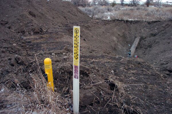 A warning sign shows the location of a 12-inch oil pipeline owned by Bridger Pipeline Co. that spilled up to 50,000 gallons of crude along the Yellowstone River near Glendive, Mont., Monday, Jan. 19, 2015. A warning sign shows the location of a 12-inch oil pipeline owned by Bridger Pipeline Co. that spilled up to 50,000 gallons of crude along the Yellowstone River near Glendive, Mont., Monday, Jan. 19, 2015. - Sputnik International