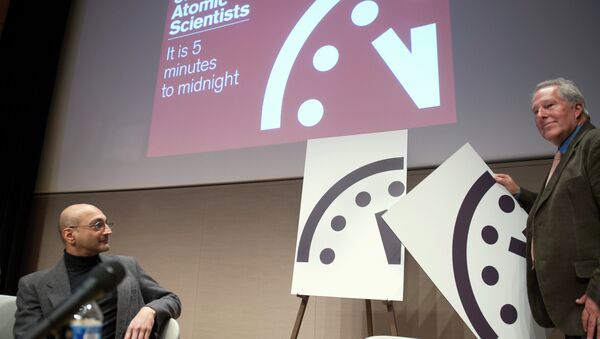 Climate scientist Richard Somerville, member, Science and Security Board, Bulletin of the Atomic Scientists, right, unveils the new Doomsday Clock. - Sputnik International